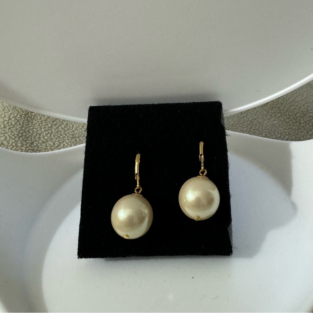 NWOT Gold plated hoop earrings with large pearl dangle